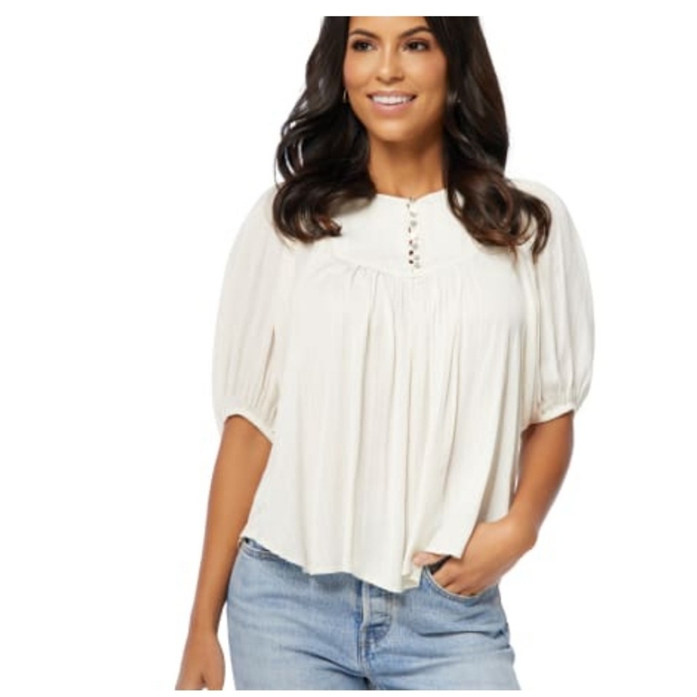 flowy, button front woven top in cream